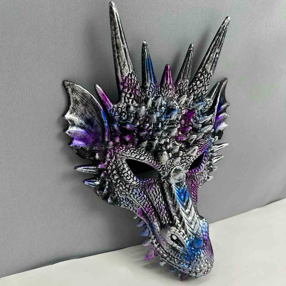 Máscara de Dragón Implacable – Transforma tu rostro en fuego y sombra