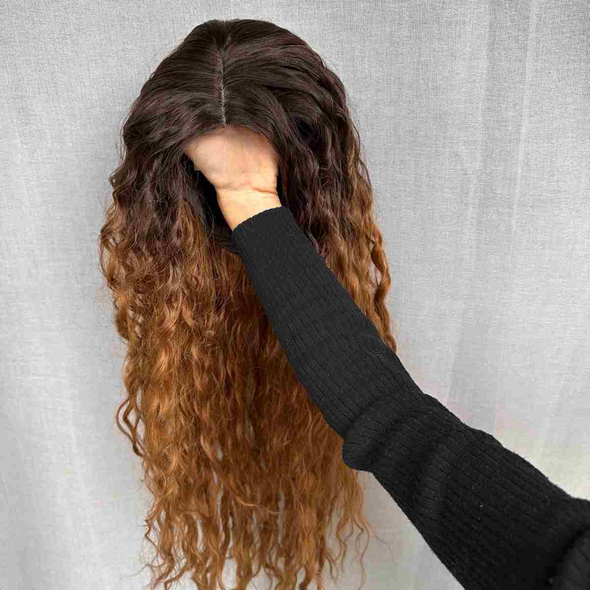 Peluca Rubia Rizada Aura Wigs – Luce un cabello espectacular  💇‍♀️