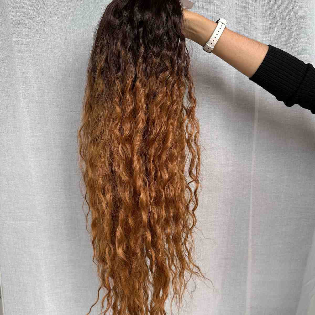 Peluca Rubia Rizada Aura Wigs – Luce un cabello espectacular  💇‍♀️